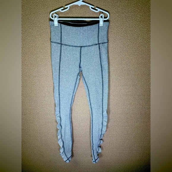 🐼Women Lululemon Athletica Gray and Black Leggings, size 4 - Picture 2 of 12